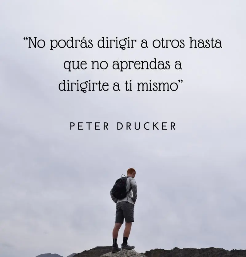 Persona en la cima de una montaña junto a una cita de Peter Drucker sobre liderazgo, simbolizando la culminación del bienestar en el equipo
