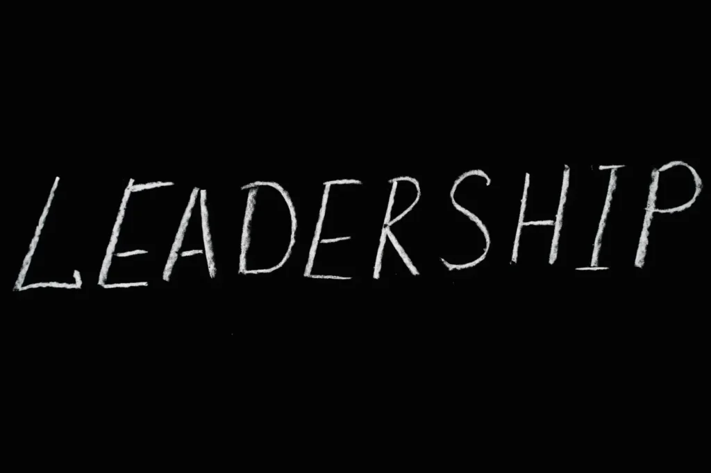 Titular con la palabra "Liderazgo" destacada, introduciendo el concepto de liderazgo ético para un mundo más sostenible