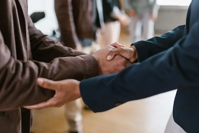 Dos empleados se dan la mano