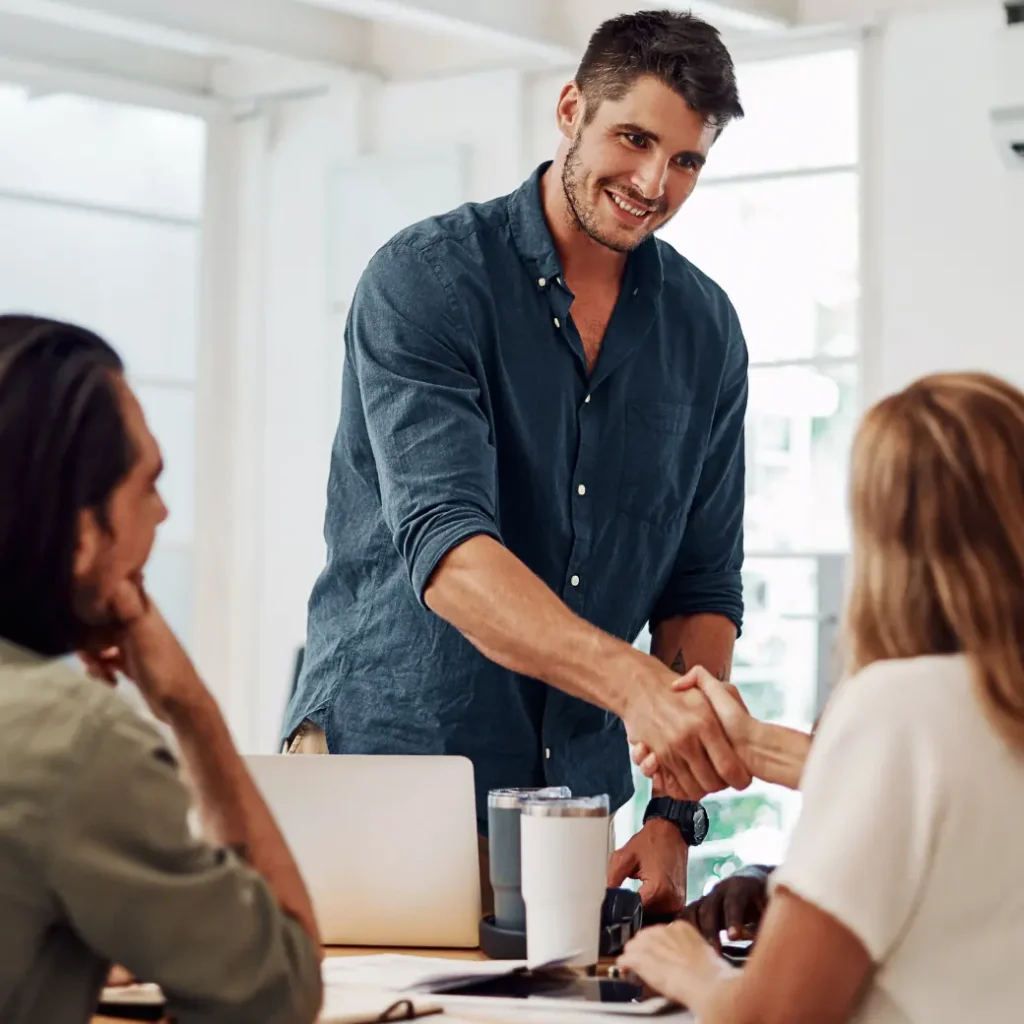 Líder mostrando la importancia del agradecimiento en el trabajo