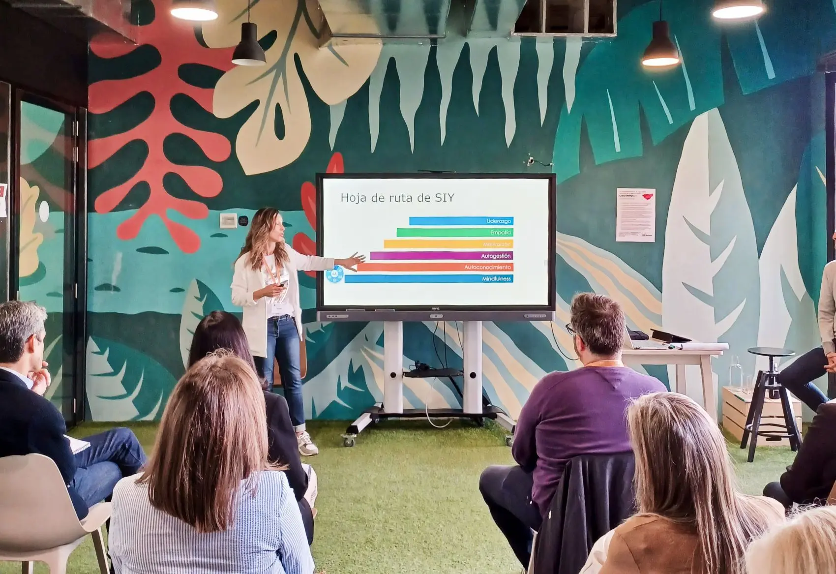 Grupo de personas recibiendo formación en el Programa Search Inside Yourself