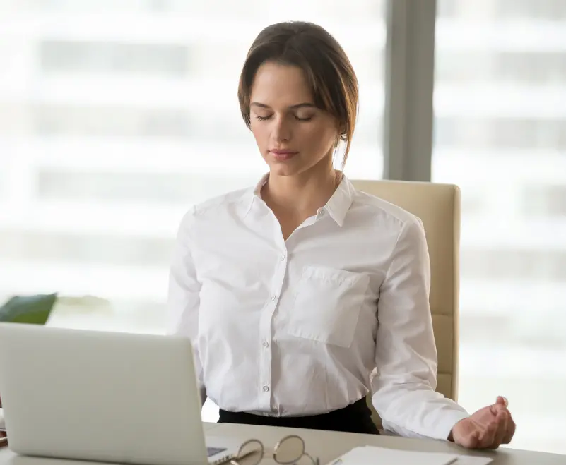 Profesional realizando una pausa consciente con el programa The Mindful Pause para reducir el agotamiento y mejorar el foco en el trabajo.