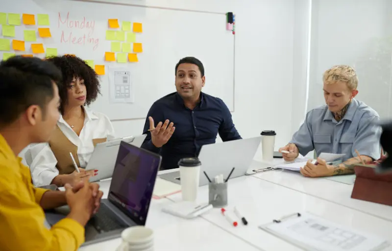 Equipo en una reunión que es resiliente y se adapta al cambio