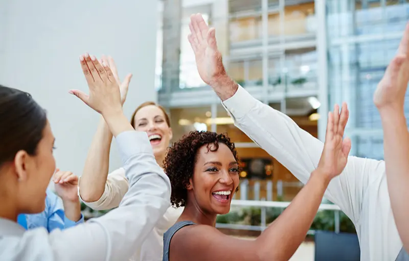 Equipo trabajando con seguridad psicológica gracias al programa de formación Effective Teaming