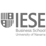 Logo de IESE cliente en formación de liderazgo de Umanbi.