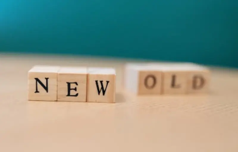 Muestra palabras nuevo y viejo para presentar la importancia de la resiliencia y bienestar laboral en las empresas