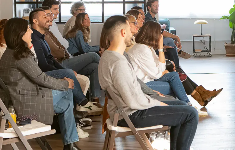 Grupo de personas participando en un taller para lideres