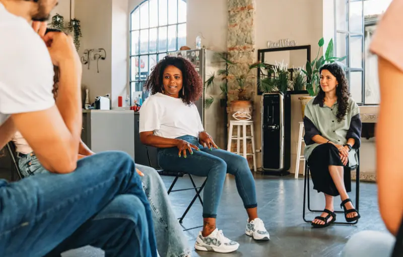 Personas participando en un taller para equipos