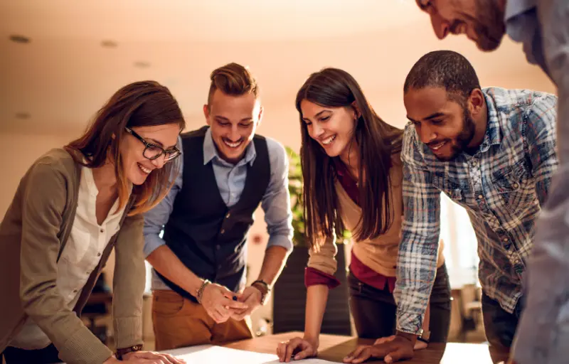 Personas participando en un taller para equipos