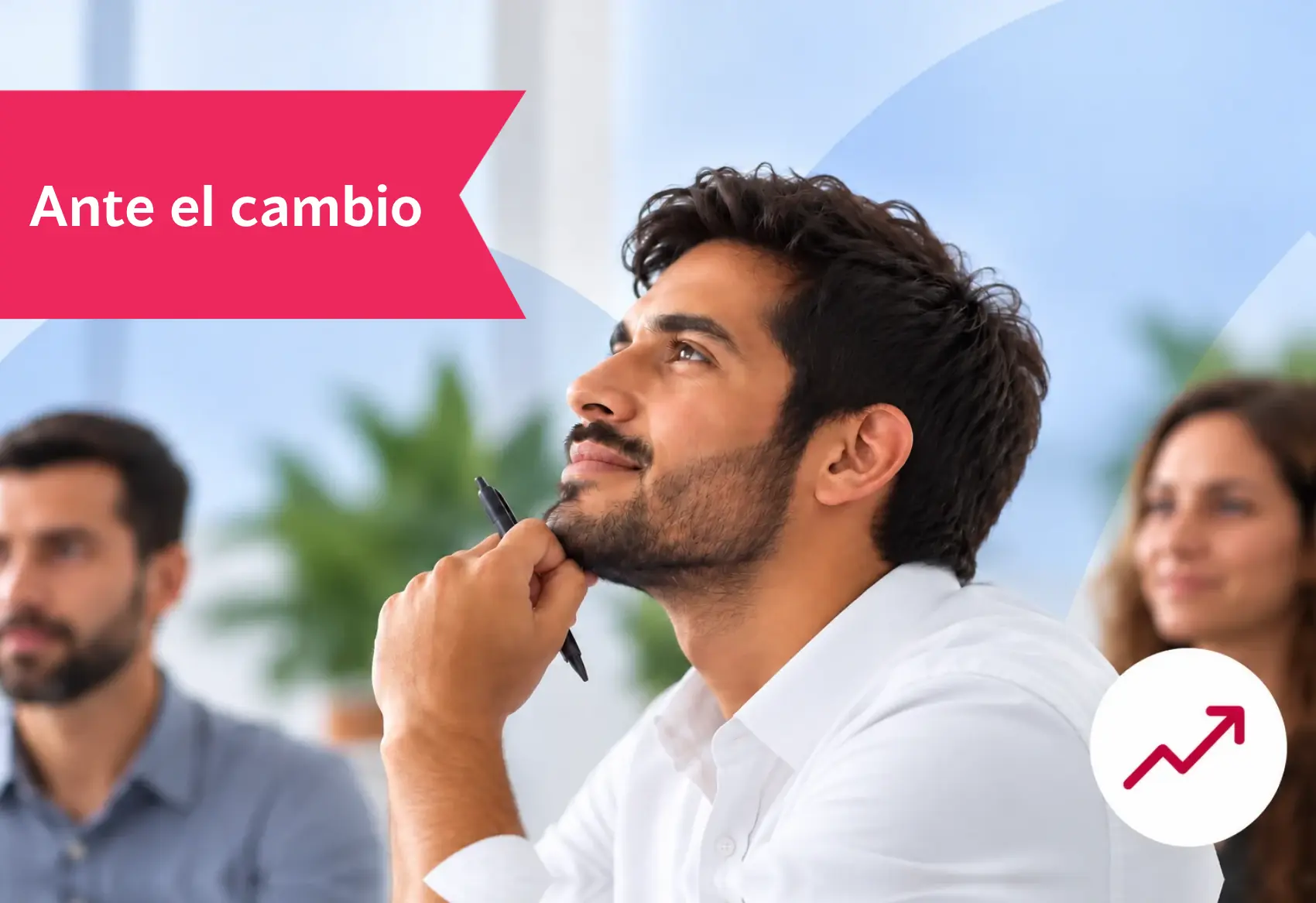Hombre reflexivo en actitud pensativa durante una reunión, representando cómo preparar a líderes y equipos para gestionar la incertidumbre y adaptarse al cambio