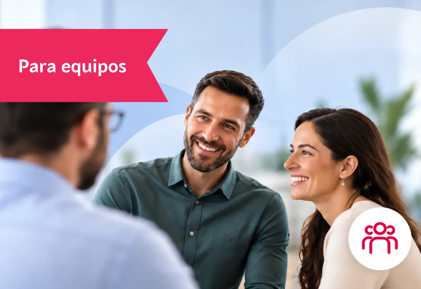 Equipo conversando con cercanía y confianza, representando los programas para desarrollar la comunicación, la confianza y la colaboración entre equipos